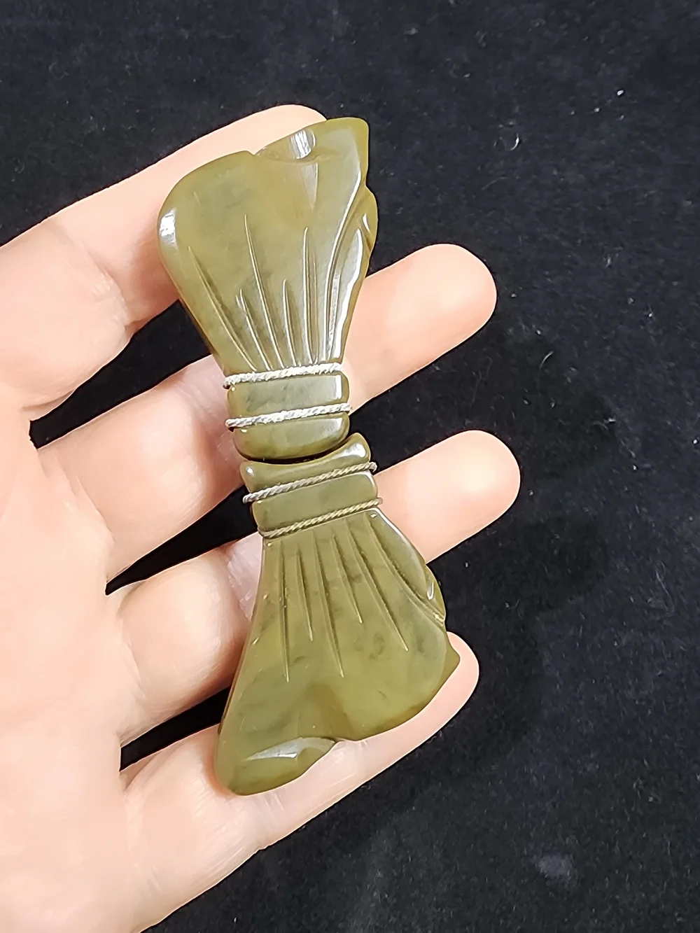 VINTAGE 40s/ 50s TESTED BAKELITE HUGE BOW BELT BUCKLE CARVED OLIVE GREEN RARE